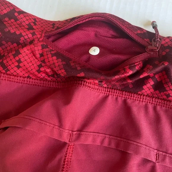 Lululemon Run Speed Short 2.5" Size 4 Cranberry Red Snake Skin Four Way Stretch - Picture 3 of 6